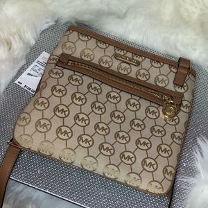 • Michael Kors Beige/Tan Cross Body Purse